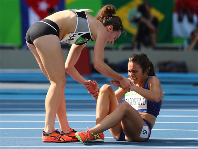 Khoảnh khắc ấm tình người khi VĐV Nikki Hamblin (New Zealand) đã dìu Abbey DAgostino (Mỹ) đứng dậy tiếp tục chiến đấu. Hình ảnh này được xem là biểu tượng của tinh thần thể thao cao thượng.