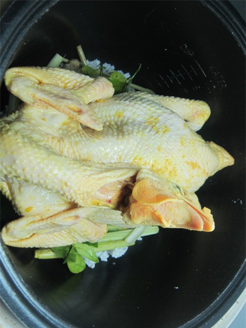 Muối được lót một lớp dày dưới đáy nồi