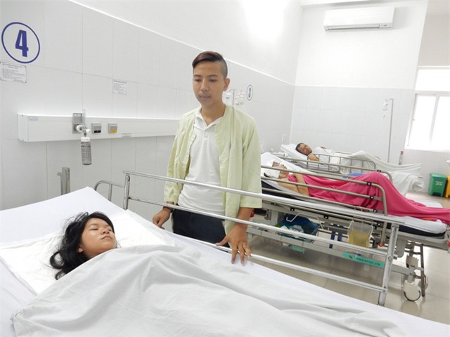 Bố đã mất, mẹ bị tai biến liệt nửa người nên khi Linh nằm viện phải nhờ đến dì ruột, con của dì và anh rể thay phiên nhau chăm sóc