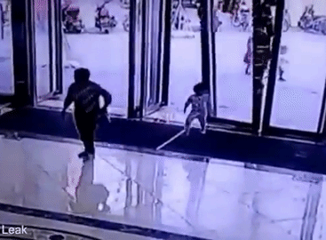 Bé trai bất ngờ bị hàng trăm mảnh vỡ của cửa kính ở siêu thị đổ ập vào người - Ảnh 3.