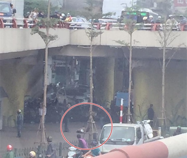 Hà Nội: Người đàn ông rơi từ cầu Chương Dương xuống đất sau tai nạn với xe đạp điện - Ảnh 2.