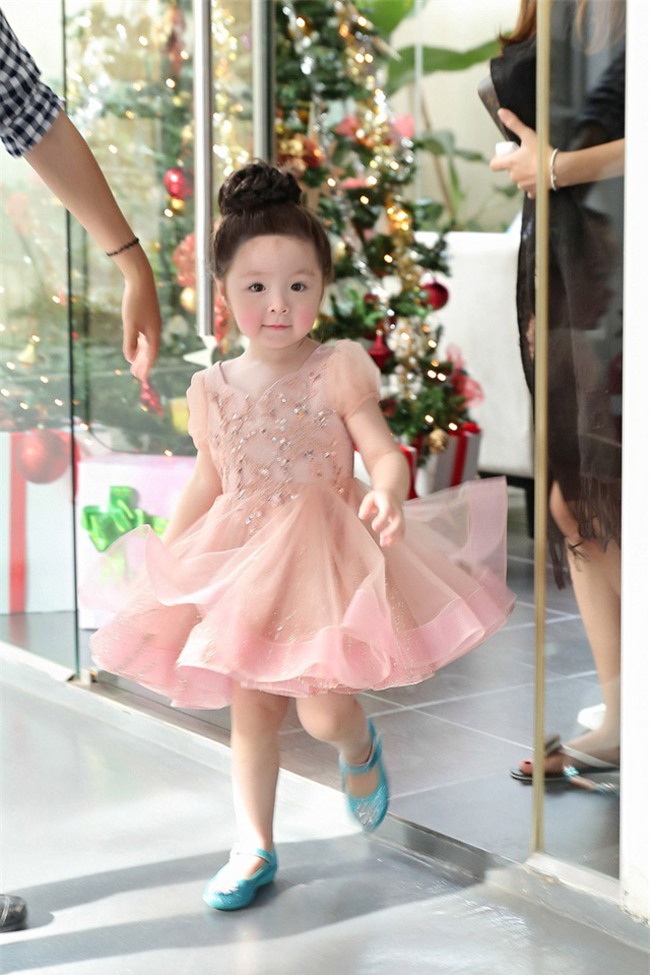 con gai elly tran ma do nhu ca chua, xinh nhu cong chua gay "sot" hinh anh 2