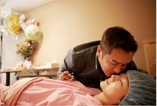 nhung anh chong 'soai ca day chu dau' kheo cham vo bau khien chi em phat ghen - 11