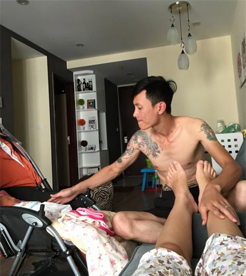 nhung anh chong 'soai ca day chu dau' kheo cham vo bau khien chi em phat ghen - 9