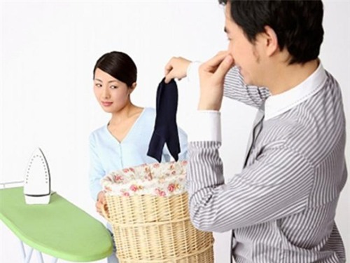 vo mong sau khi lay chong bi "giam cam" trong gian bep - 1