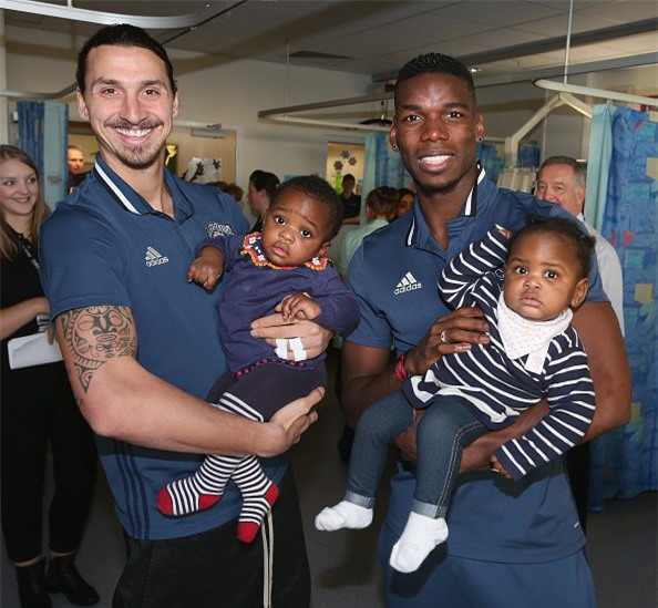 Ibra, Pogba mang khong khi Giang sinh den tre em Manchester hinh anh 1