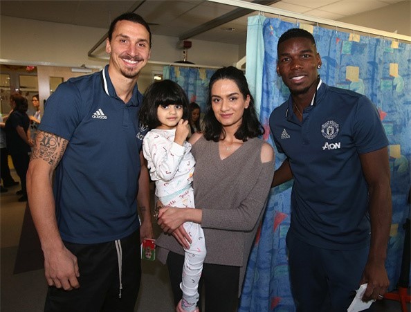 Ibra, Pogba mang khong khi Giang sinh den tre em Manchester hinh anh 2