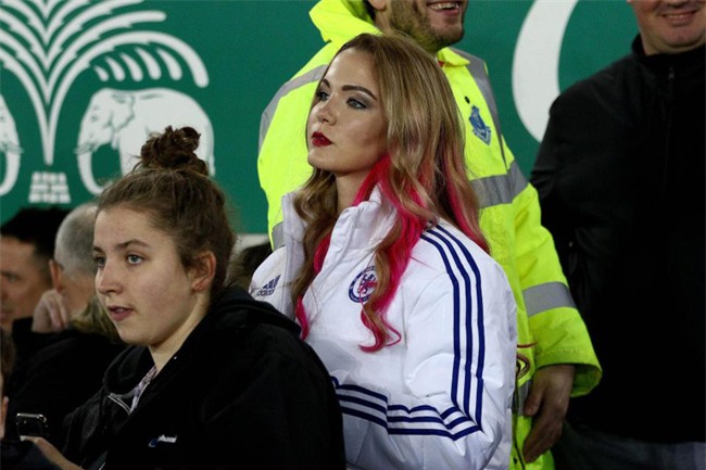 Fan nữ xinh đẹp của Chelsea lại gây bão ở derby Merseyside - Ảnh 1.