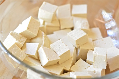 Đậu phụ là món ăn quen thuộc được nhiều ăn ưa thích vì đậu mềm mịn, thanh mát, có thể chế biến thành nhiều món hấp dẫn (Ảnh: Internet)