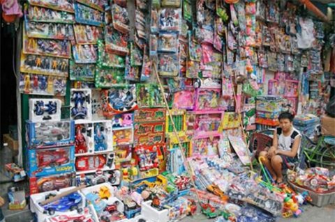 Do choi nhua Trung Quoc duoc&nbsp;lam tu rac thai y te