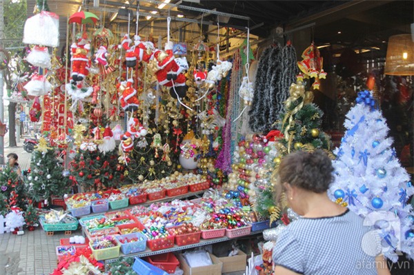 Cận Giáng sinh, cây thông Noel thật nhập từ Mỹ, giá bạc triệu vẫn hút hàng ở Sài Gòn - Ảnh 7.
