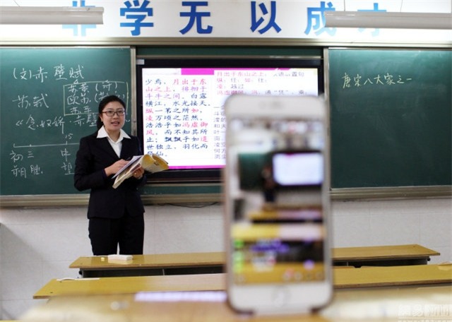 Trung Quốc: Giáo viên livestream dạy học cho học sinh ở nhà vì môi trường quá ô nhiễm - Ảnh 1.