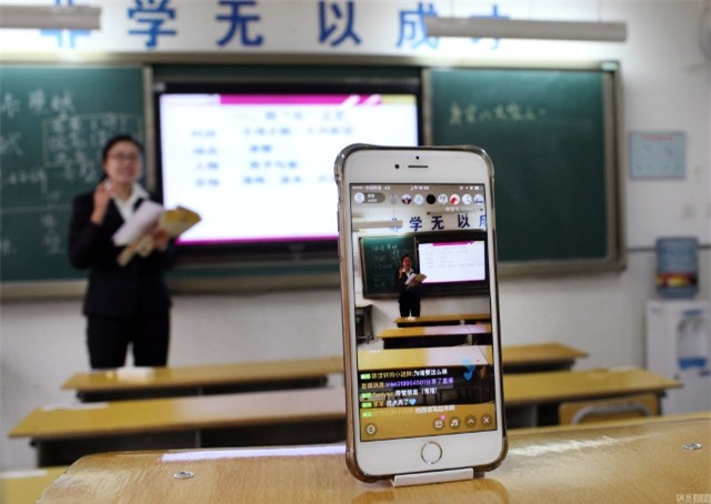 Trung Quốc: Giáo viên livestream dạy học cho học sinh ở nhà vì môi trường quá ô nhiễm - Ảnh 2.