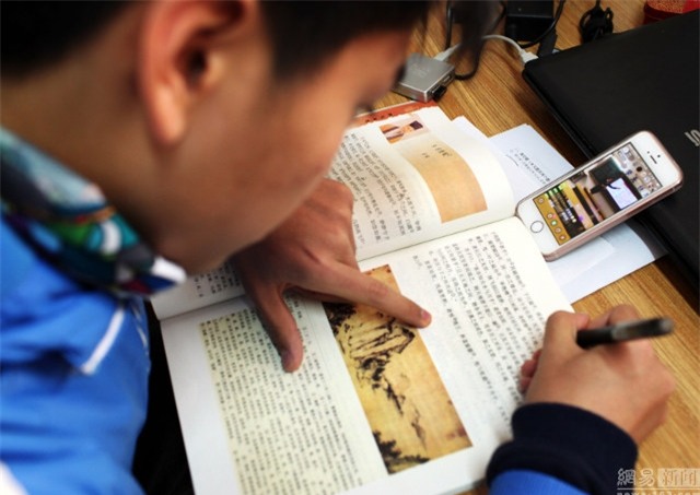 Trung Quốc: Giáo viên livestream dạy học cho học sinh ở nhà vì môi trường quá ô nhiễm - Ảnh 4.