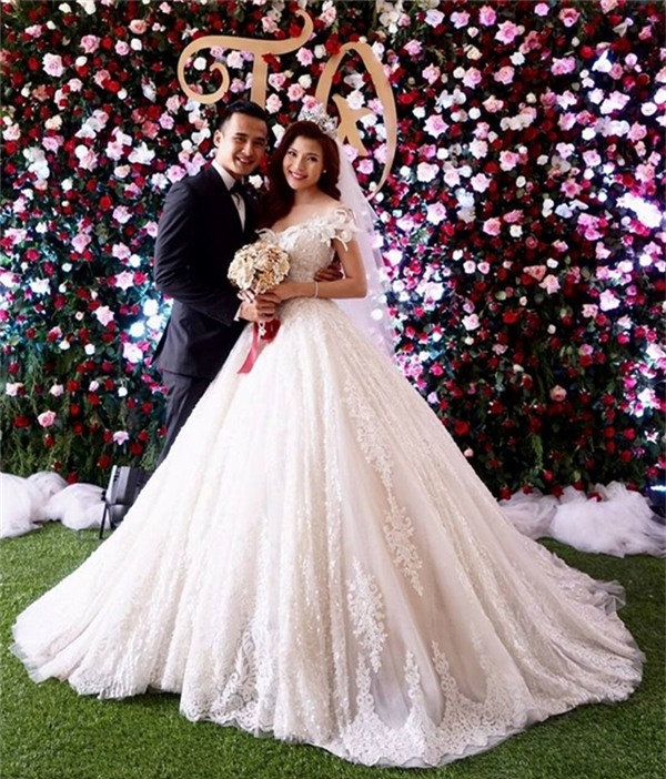 Trong lễ cưới chính thức tại quê nhà, nam diễn viên chọn diện suit đen đơn giản.