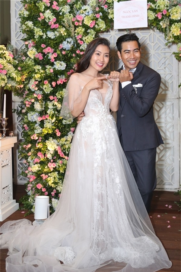 Bộ suit của Thanh Bình trong ngày lễ ăn hỏi được tập trung vào những đường cắt dựng phom cứng cáp, mạnh mẽ. Nam diễn viên cuốn hút đến từng centimet bên cạnh cô dâu Ngọc Lan.