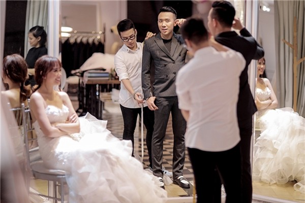 Nếu như Hari Won ngọt ngào, thanh tú với dáng váy đuôi cá màu trắng trên nền chất liệu voan lụa mềm mại thì Trấn Thành lại lịch lãm với dáng suit cổ điển kẻ sọc nhuyễn. Nam diễn viên hài trông vô cùng điển trai, bảnh bao.