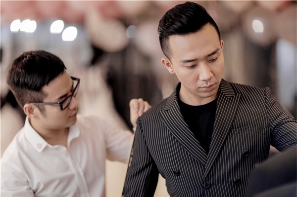 Tuy nhiên, đây chưa phải là trang phục cưới chính thức của cặp đôi nên khán giả vẫn vô cùng tò mò để được nhìn ngắm hình ảnh của Hari và Trấn Thành trong ngày trọng đại.