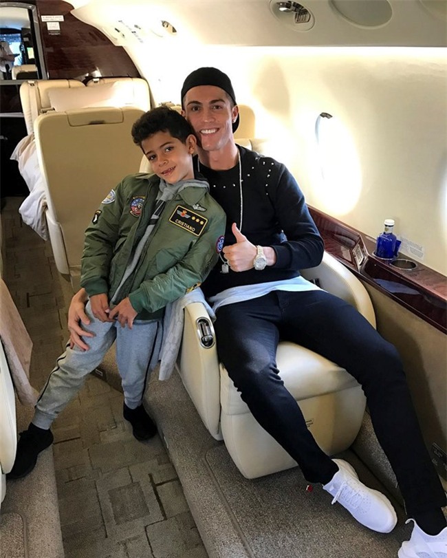 Ronaldo va con trai dap phi co rieng di nghi Giang sinh hinh anh 1