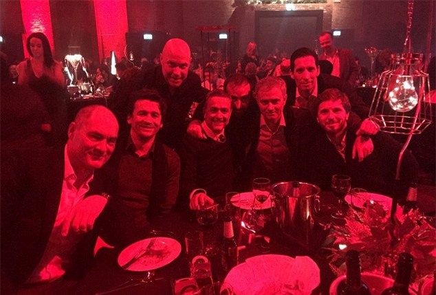 Ronaldo va con trai dap phi co rieng di nghi Giang sinh hinh anh 7