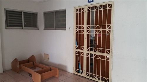 me nhot con 11 tuoi trong nha khong cho di hoc: nguoi me co xu ly theo phap luat? - 1