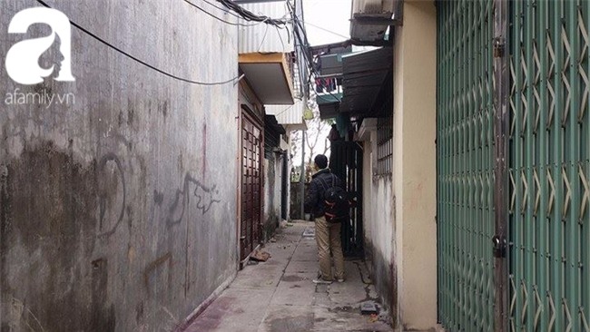 Cha của bé gái 11 tuổi bị mẹ nhốt trong nhà nhiều năm: Tôi muốn gặp con cũng chỉ được nhìn qua khe cửa... - Ảnh 1.