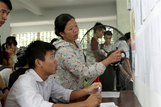 “Bỏ điểm sàn xét tuyển đại học vẫn là vòng luẩn quẩn trong giáo dục” - 1