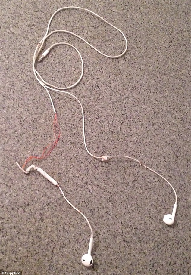 Cảnh báo: Nam thanh niên suýt đứt cổ vì đi xe máy, đeo tai nghe iPhone - Ảnh 5.