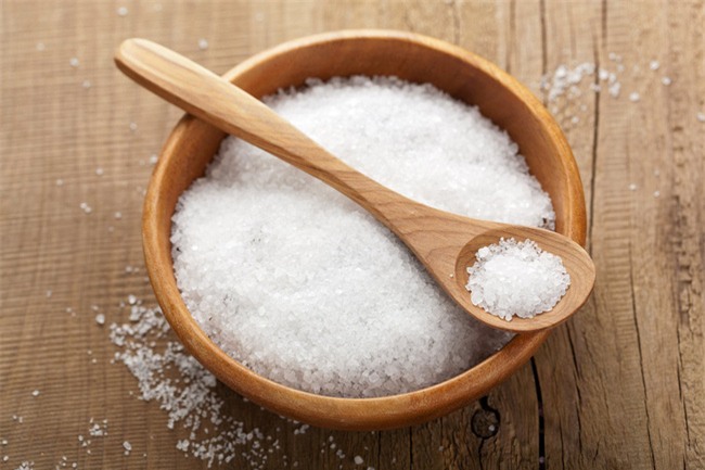 Mở tủ bếp lấy ngay lọ muối, quầng thâm mắt sẽ một đi không trở lại để mắt thêm long lanh, đầy sức sống - Ảnh 1.