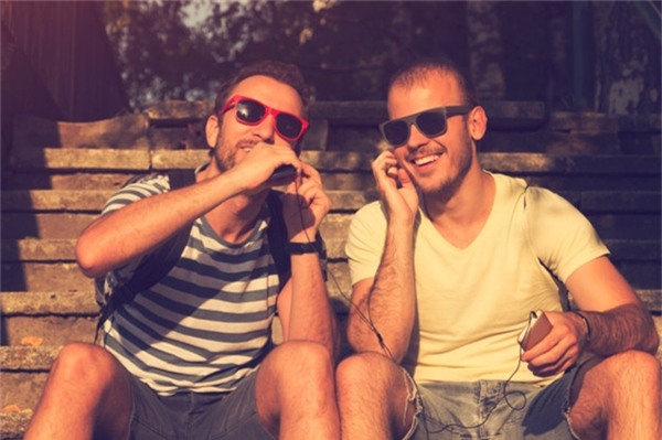 Hành động dùng chung tai nghe rất thường thấy giữa bạn bè với nhau... (Ảnh: KristinaJovanovic)