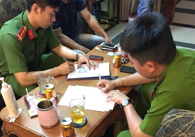 Hot girl Sam trinh bao cong an mat trom ca ty dong hinh anh 1