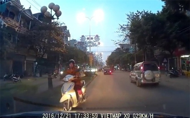 Chạy xe ngược chiều, người phụ nữ gặp ngay tài cứng và cái kết ngượng ngùng - Ảnh 1.