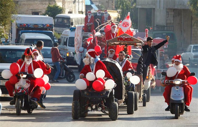 giat minh voi hinh anh &quot;hiem thay&quot; cua ong gia noel hinh anh 4