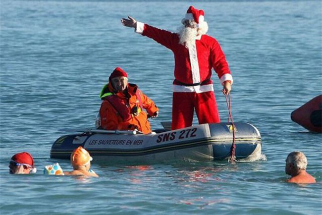 giat minh voi hinh anh "hiem thay" cua ong gia noel hinh anh 9