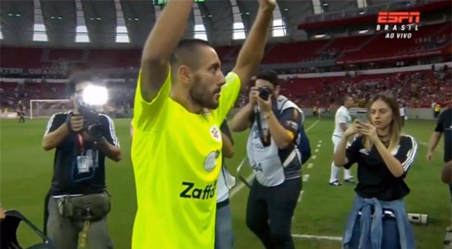 Xúc động ngày hậu vệ Chapecoense thoát chết trong tai nạn máy bay trở lại sân cỏ - Ảnh 1.