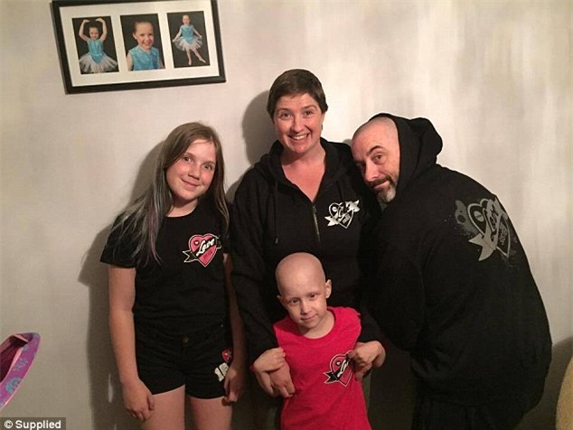 Phép màu đã đến với bé gái 7 tuổi bị ung thư trong bức ảnh sợi lông mi cuối cùng - Ảnh 4.