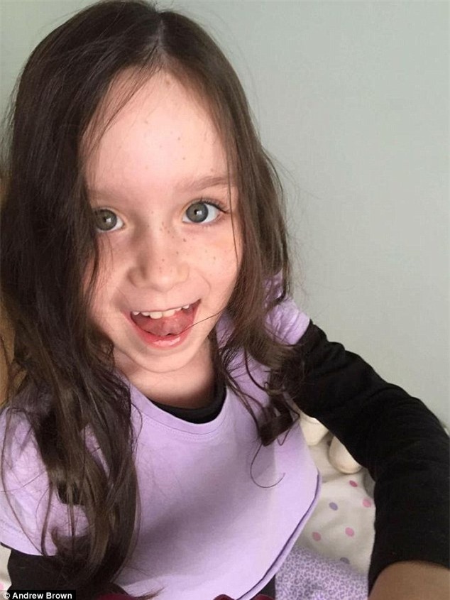 Phép màu đã đến với bé gái 7 tuổi bị ung thư trong bức ảnh sợi lông mi cuối cùng - Ảnh 5.