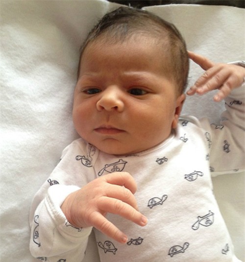 em-be-41-ngay-tuoi-thanh-nguoi-hien-phoi-tre-nhat-the-gioi