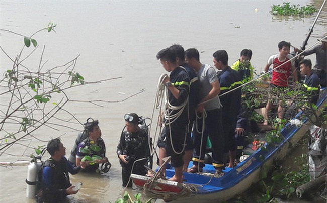 Mẹ lao mình xuống sông tự tử, bỏ lại 2 con nhỏ - Ảnh 1.