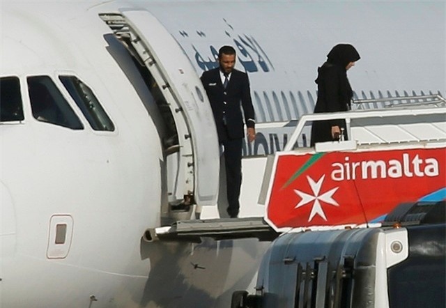 May bay Libya cho 118 nguoi bi khong tac khong che hinh anh 1