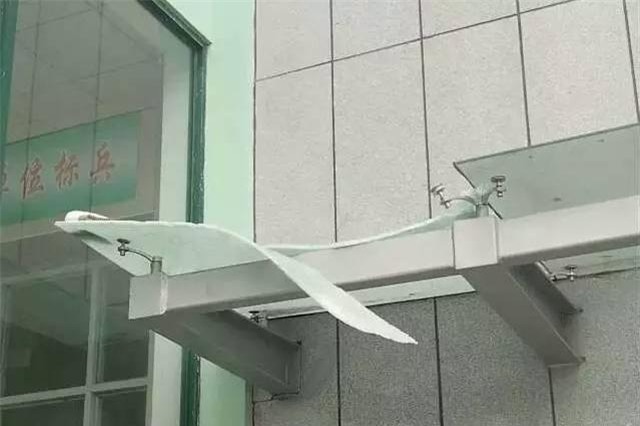 Mẹ ném con 3 tuổi từ tầng 13 của bệnh viện rồi nhảy lầu tự tử nhưng bất thành - Ảnh 1.