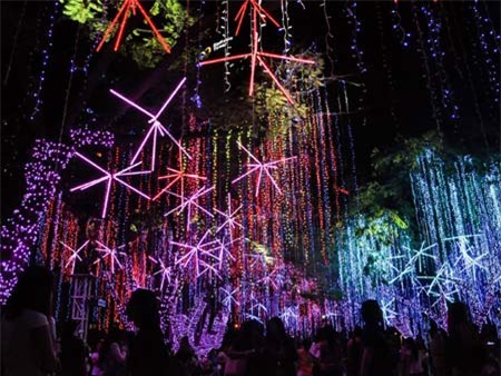 Hình ảnh Giáng sinh lung linh sắc màu trên khắp thế giới