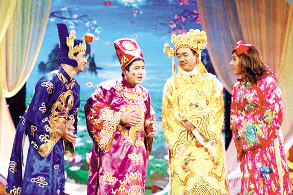 Nghệ sĩ Chí Trung cùng các nghệ sĩ hài trong một tiểu phẩm của Táo quân - Gặp nhau cuối năm.