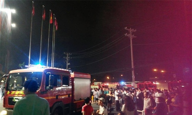 Clip: Cháy siêu thị Big C ở Sài Gòn, người dân chen chúc ở thang cuốn để tháo chạy ra ngoài - Ảnh 2.