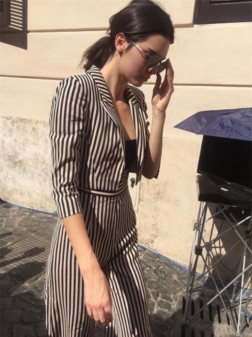 thanh hang "at via" sieu mau dat gia nhat the gioi luc nay bang doi chan dai 1m12 - 4