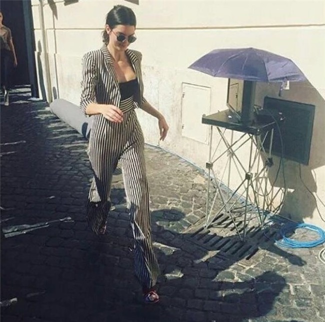 thanh hang "at via" sieu mau dat gia nhat the gioi luc nay bang doi chan dai 1m12 - 5