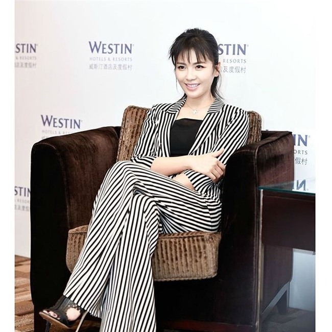 thanh hang "at via" sieu mau dat gia nhat the gioi luc nay bang doi chan dai 1m12 - 6