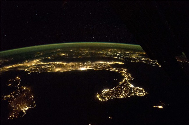 Nước Ý trong một bức ảnh chụp từ vệ tinh. Dịp lễ Giáng sinh, nhiều thành phố lớn ở Châu Âu có những đêm không ngủ.