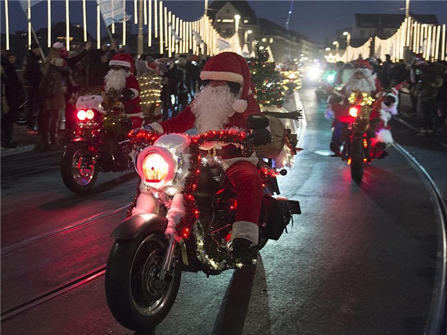 Những “ông già Noel” đi xe phân khối lớn ở thành phố Basel, Thụy Sĩ.