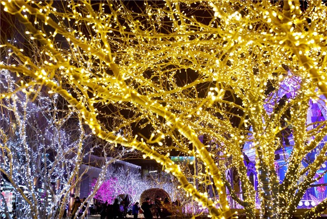 Một trung tâm mua sắm được trang hoàng dịp lễ Giáng sinh ở Bắc Kinh, Trung Quốc.